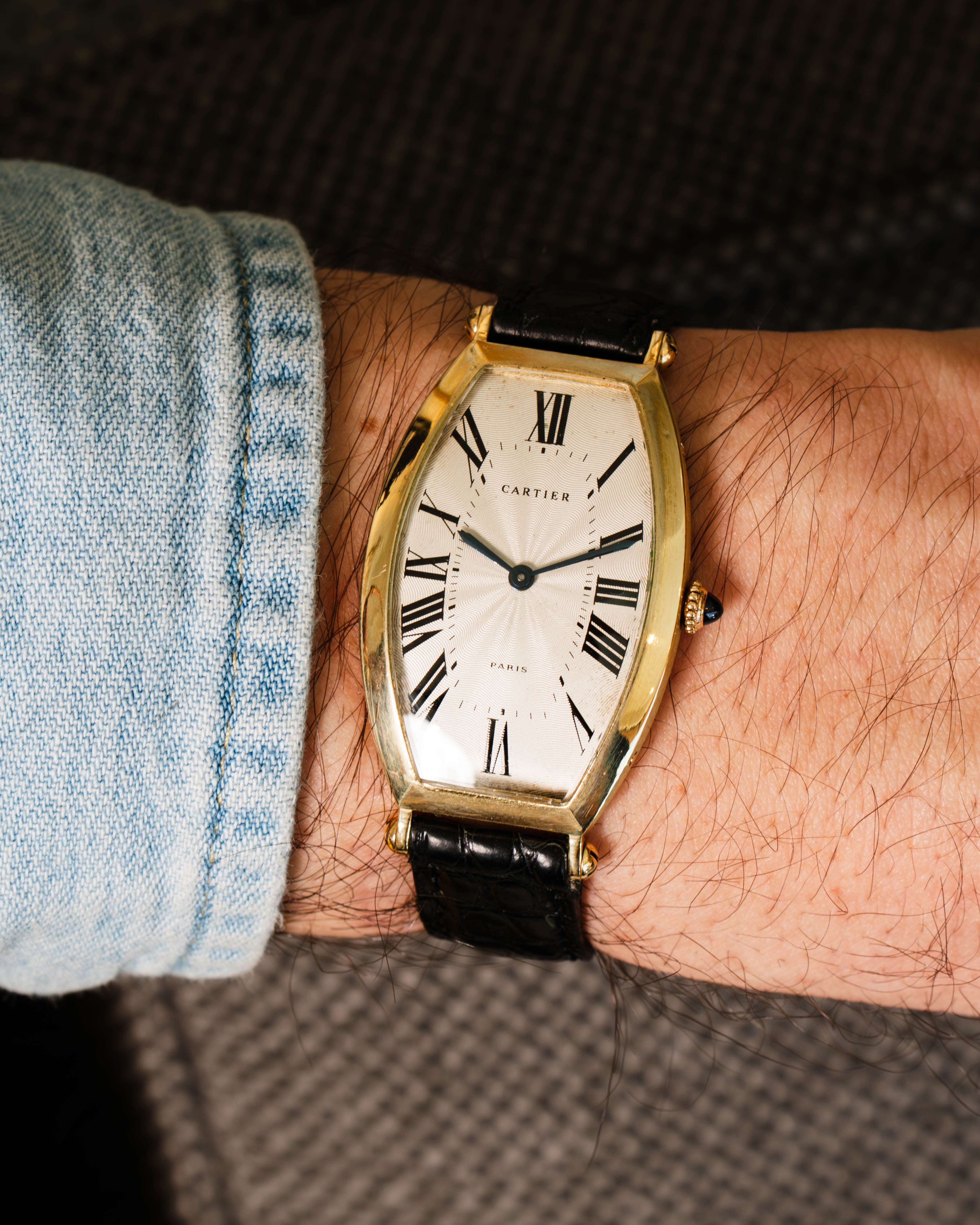 Cartier Tonneau 89590016 Paris Dial in Yellow Gold on Leather Strap and Buckle