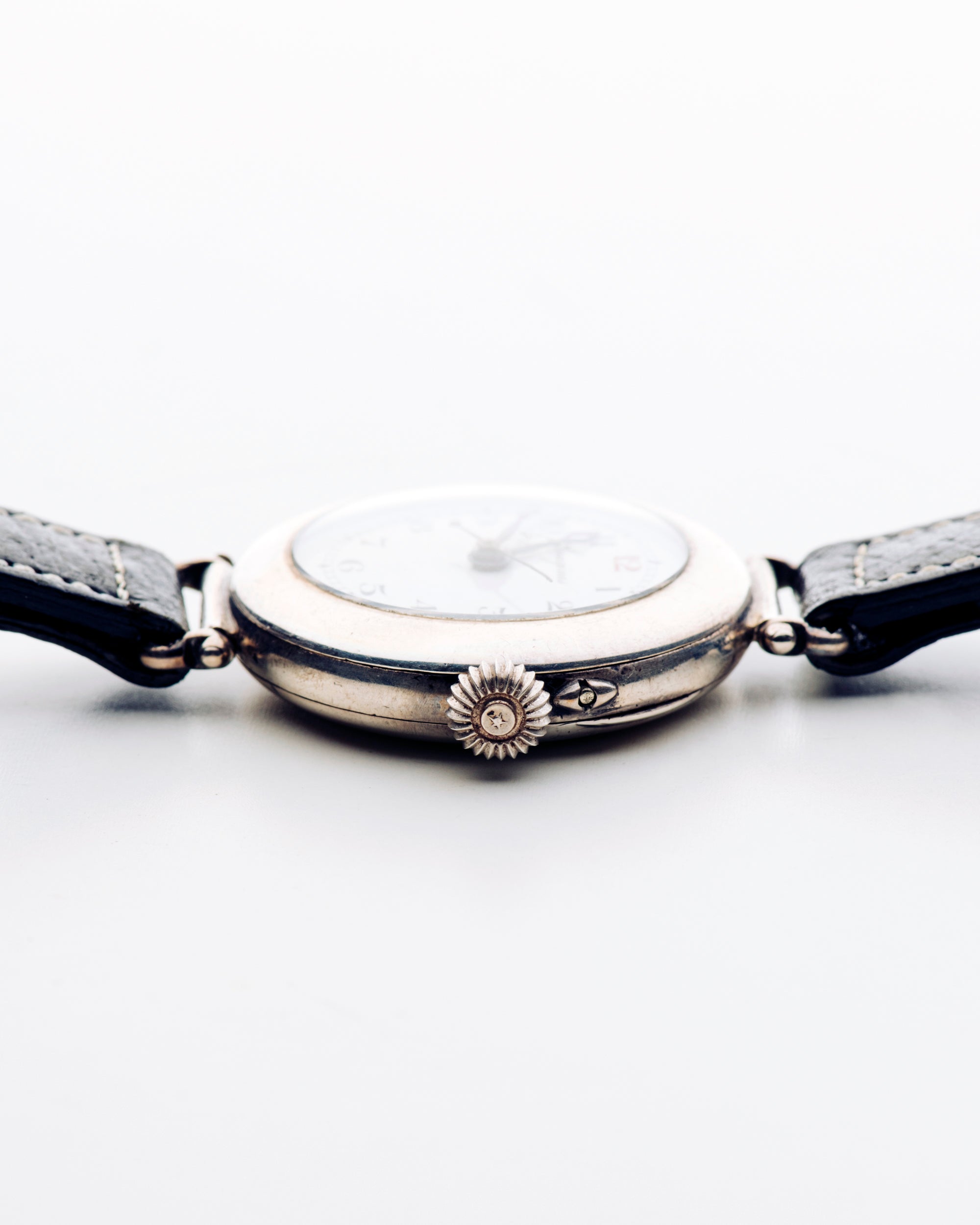 Center Seconds with Porcelain Dial