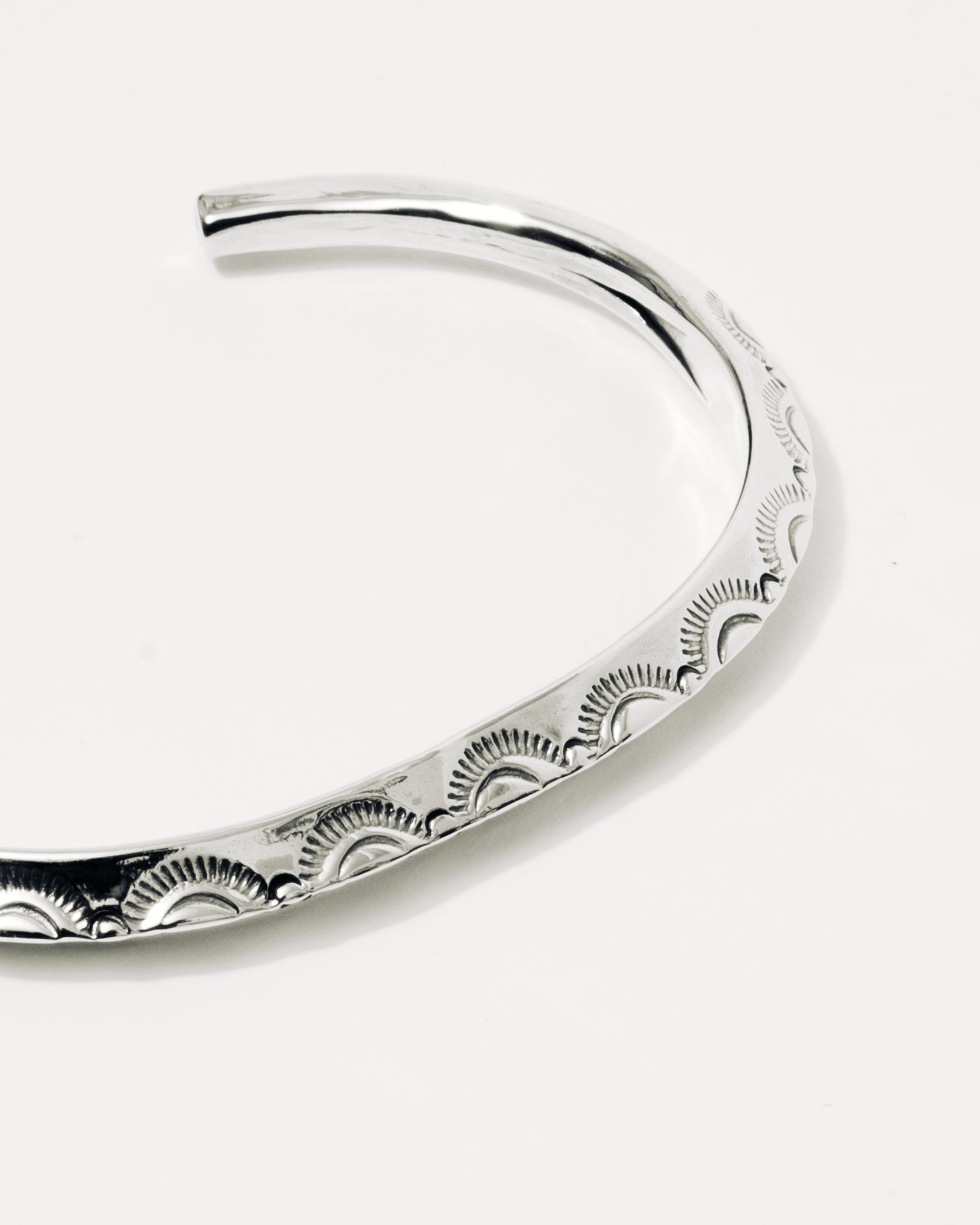 Men's Thin Triangle Tapered End Bracelet (Leaf)